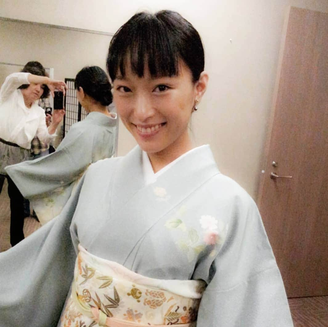 鈴木みほのインスタグラム：「My old photos -At a wardrobe for a movie  The cloth was so beautiful👘 They were the most expensive costumes that I had ever worn 🤯 懐かしの写真😄 映画の衣装合わせで🌸  #moviewardrobe #kimono #japaneseactress #mihosuzuki #wardrobe #衣装合わせ #お着物 #映画衣装」