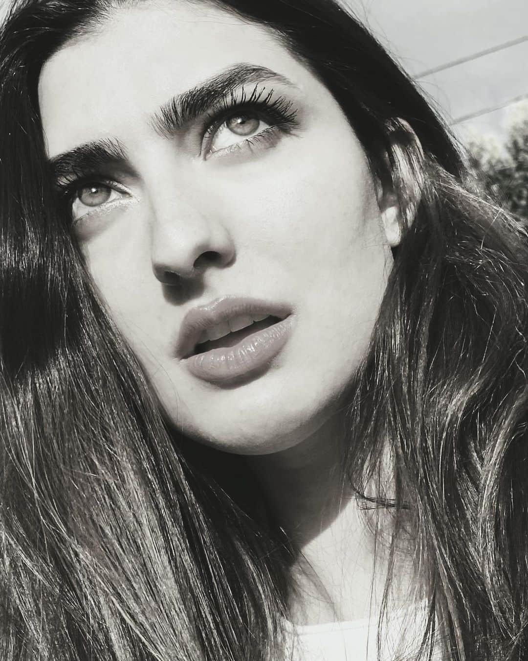 レイチェル・レビンのインスタグラム：「Rclbeauty101 back with a life hack: I look better in black and white. But try to guess what color lipgloss I’m wearing- good luck you’ll need it」