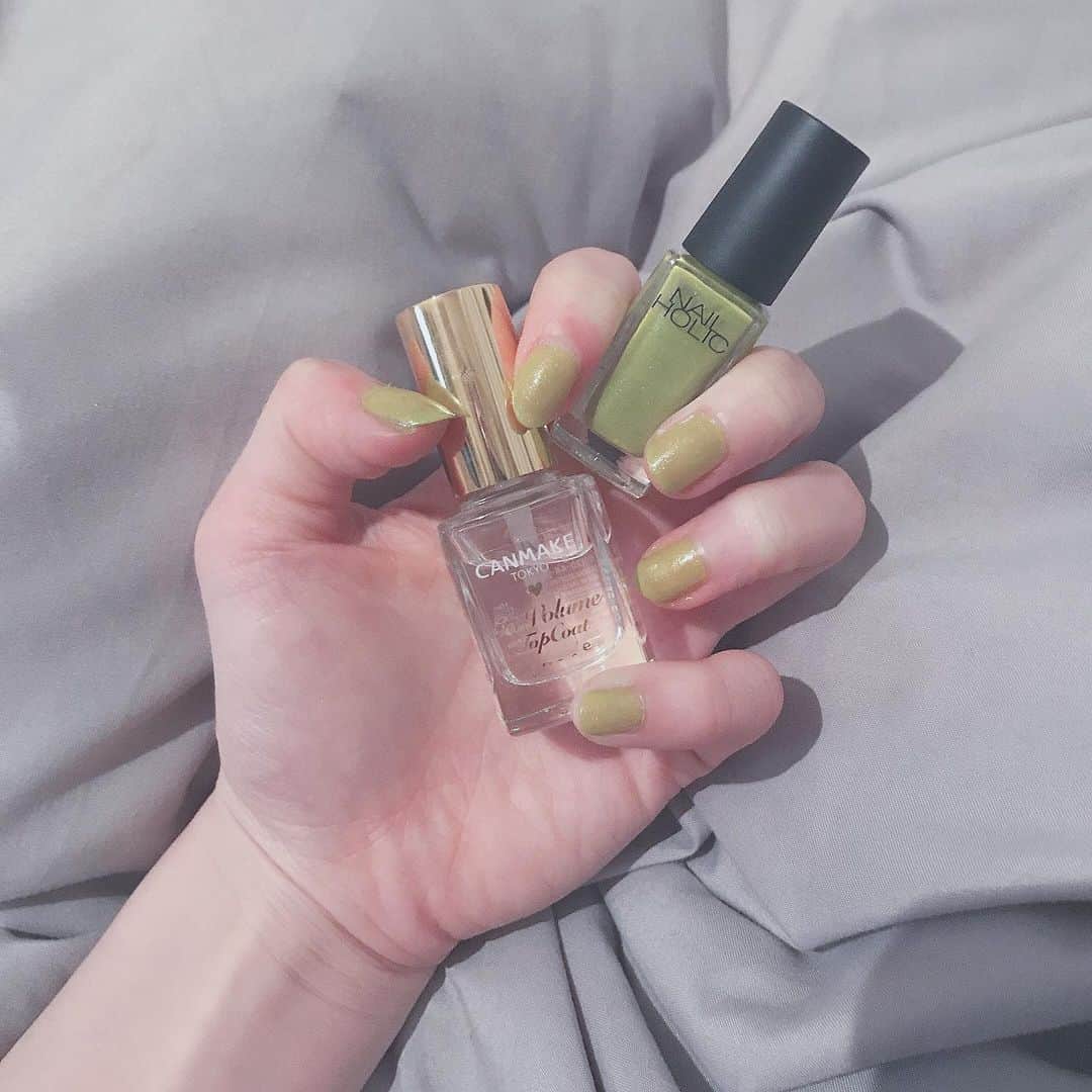 三田麻央のインスタグラム：「気が滅入ることばっかだから1番目に入る爪くらい明るくいきたいものですな #nailholic #セルフネイル #プチプラありがとう」