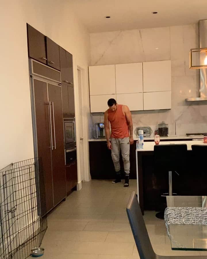 カルロス・コレアのインスタグラム：「Quarantine Day 162: 1. Watching @thewalkingdead  2. Competing to see who would be a better extra for the next season 😂 Who did it better? 🙈」