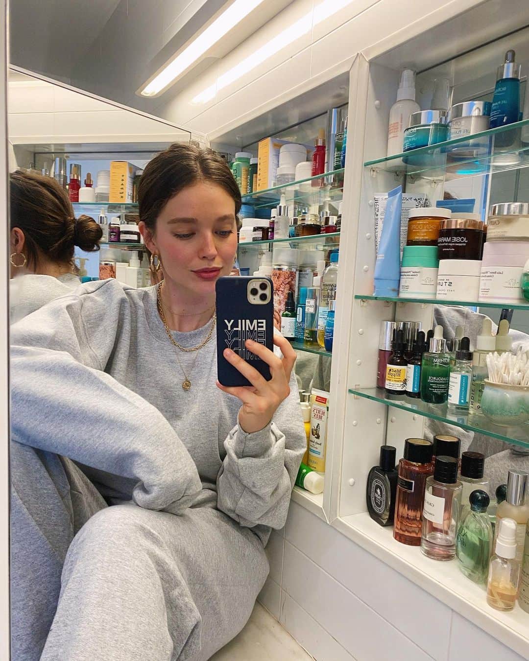 エミリー・DiDonatoのインスタグラム：「Me and all of my closest friends in quarantine. 🧖🏻‍♀️ Does anyone else feel like their skincare routines are the glue holding them together right now? 😂  PS can you spot any of your skincare favorites on my #shelfie ?👀」