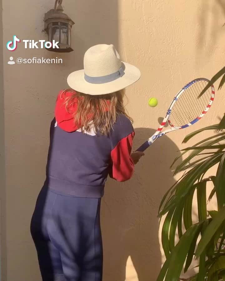 ソフィア・ケニンのインスタグラム：「I’m accepting @rogerfederer challenge!  How did I do everyone?  @vasek.pospisil @matteksands @felixaliassime @djokernole you’re next 🧐」