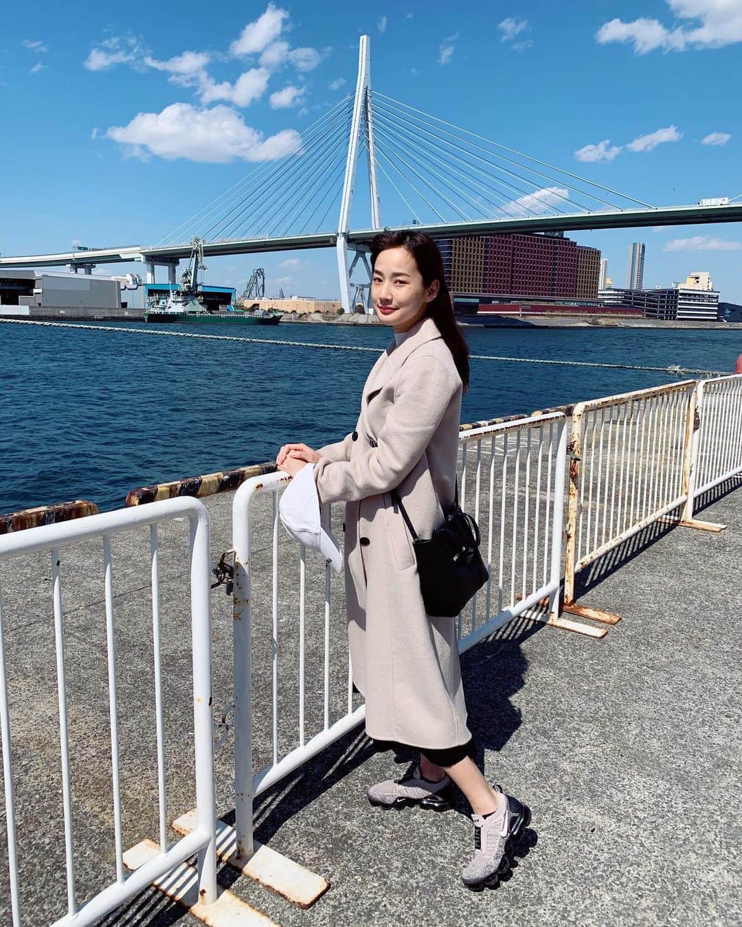 高嶋香帆のインスタグラム：「‪オデコが見たいとコメントがありましたので、少し前の写真を☺️‬ . ‪港の別れのコントみたいだね！って母が撮ってくれました🚢‬ . ‪桑野さんがトランペットで邪魔してくるやつです🤣大好きなコント！‬ . ‪昨夜の晩酌は鯛のカルパッチョ　二種‬ ‪オリーブオイル塩レモン‬ ‪キューピーイタリアンドレッシング これかけるだけで美味しいカルパッチョになる🤤優秀！👏」