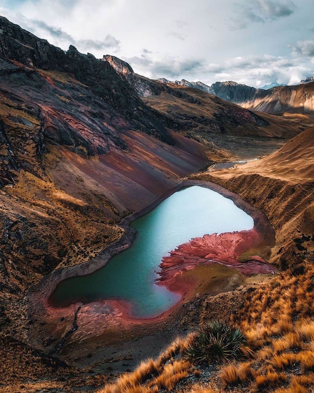 Earth Picsさんのインスタグラム写真 - (Earth PicsInstagram)「A beautiful lake in Peru 🇵🇪 by @josemostajo」4月8日 7時32分 - earthpix