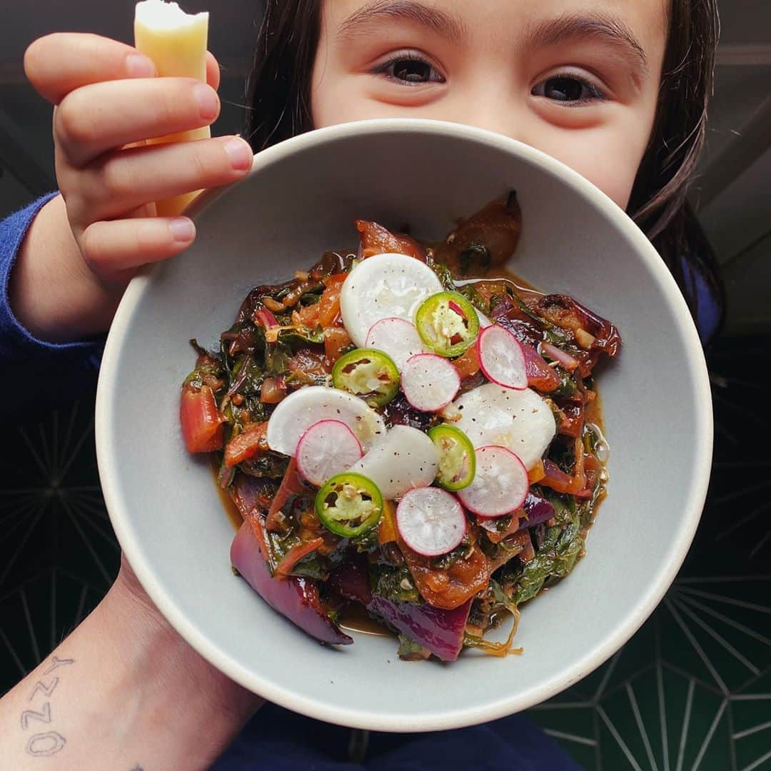 アラナ・マスターソンのインスタグラム：「🌈🥬🧅🧄🌶🍠🥕」