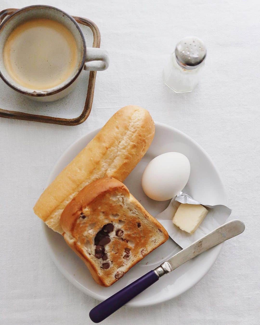 樋口正樹さんのインスタグラム写真 - (樋口正樹Instagram)「Bread and coffee . 今朝はコーヒーと トーストと茹で卵、 基本のモーニング。 . 今朝のパンはタカキベーカリー「北海道小豆＆もち麦」のパンと、東日本でも４月から新発売となった「ミルクフランス」でミルクフランスの元祖のパンです。 @takaki_bakery_official . . . #モーニング #モーニングセット #北海道小豆もち麦 #ミルクフランス #パンとコーヒー #コーヒーとパン #新商品 #タカキベーカリー #パンのある暮らし #パンのある生活 #パン部 #パンスタグラム #パン大好き #パン好きな人と繋がりたい #takakibakery #Breadandcoffee #coffeeandbread #morningcoffee #morningset」4月8日 7時47分 - higuccini