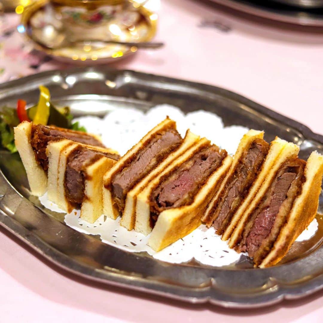きょん。さんのインスタグラム写真 - (きょん。Instagram)「. .  グリル梵  本店で 初めて食べた 名物ヘレカツサンド、 威勢よく じゅわ〜っと 溢れる旨味が とにもかくにも 格の別で悶な絶🤤  心から ごちそうさまでした  #グリル梵 #osakagourmet#osaka」4月8日 7時56分 - kyon_tokiiro