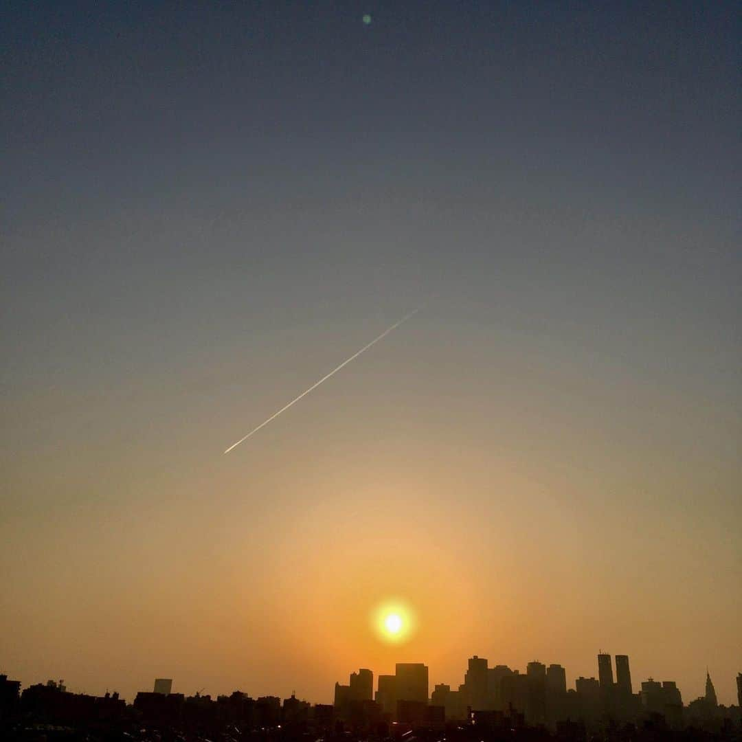 高井淳さんのインスタグラム写真 - (高井淳Instagram)「Rusing sun  #morning  #contrail  #飛行機雲」4月8日 8時08分 - jun_t_0110