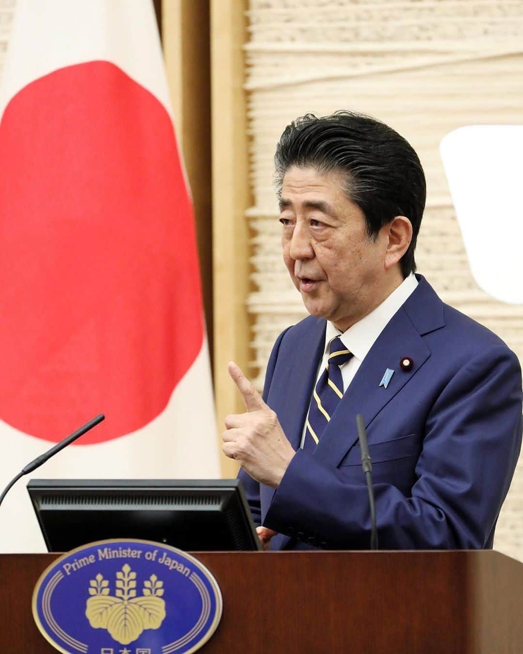 のインスタグラム：「#repost @kantei ・・・ 官邸スタッフです。 安倍総理は４月７日、緊急事態宣言発出に伴い、記者会見に臨みました。 会見の全文については、次ページの写真よりご覧ください。 . #新型コロナウイルス感染症 #緊急事態宣言 @shinzoabe」