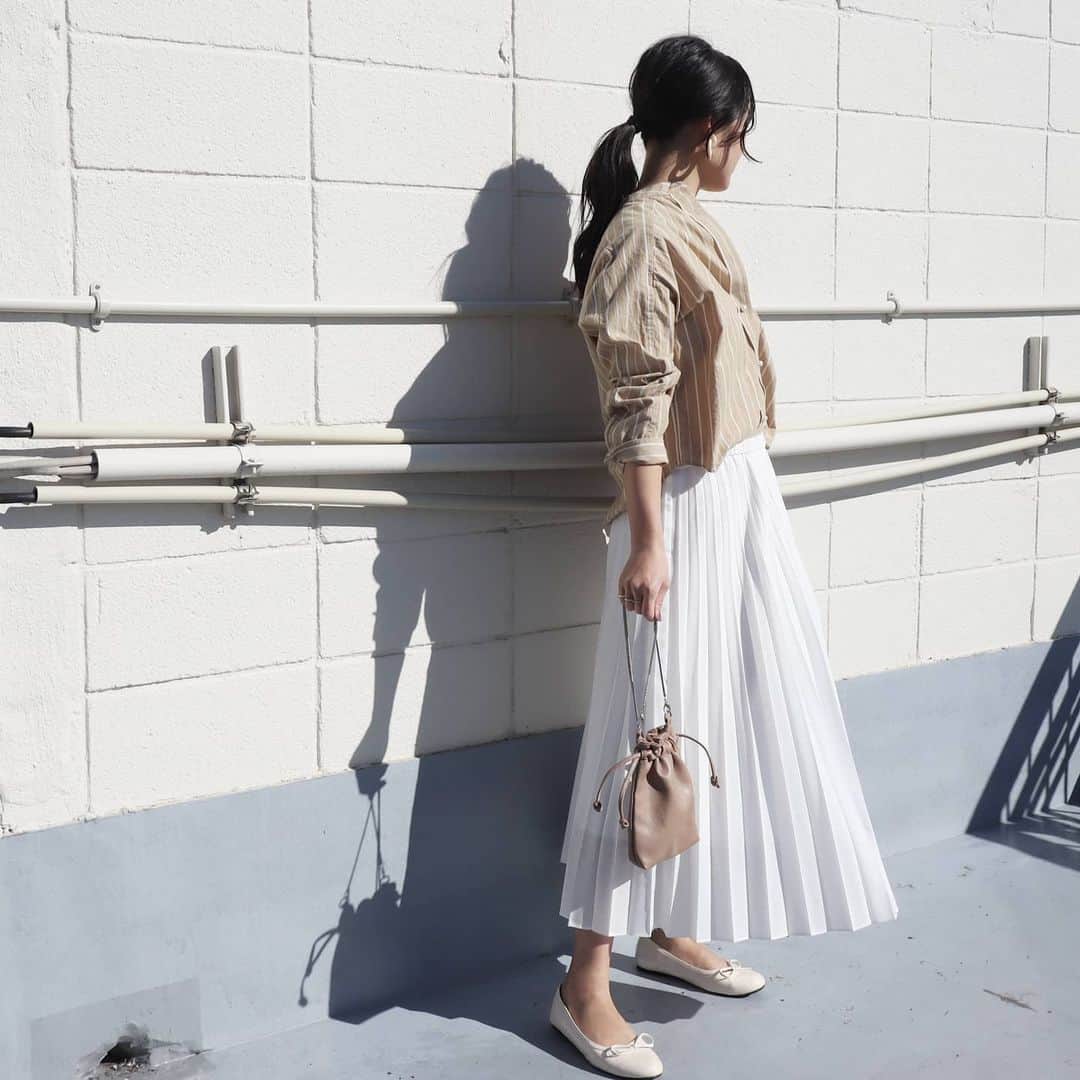 Eri Satoのインスタグラム：「beige×whiteコーデ · shirt: @blancbasque skirt: @uniqlo bag: @titivatejp  pierce: @queen.lupis (v0798) shoes: @outletshoes_official · 👉オーガニックコットンブロードストライプシャツ 【BB01-108】 · パールボタンが可愛いシャツ ストライプ柄なので甘すぎすカッコよく着こなせます💓 こちらはブランバスクのWEB SHOPにて販売してます @blancbasque のトップのURLから見てね✨ · 今日は始園式のはずだったけど、延期になったよー。 先生も対応大変だろうな😢 · 私は在宅で仕事もしてるので、なるべく夜中にやってるけど昼間もケータイ見る時間が多いです。 家事もやらなくちゃだし、 YouTubeにはかなりお世話になっている😇 家の中ではずっと子供たちの相手は出来ないし、かといって娘はどこでもついてきてやることの邪魔をするので😂、 最低1時間は息子とお絵描きしたりピアノしたり算数の問題作ってあげたり、というようなことをしてます😂 おうち時間楽しめてる人素晴らしい👏 · #blancbasque#ブランバスク#fashion#ootd#outfit#code#coordinate#style#ファッション#コーディネート#コーデ#ママコーデ#シンプルコーデ#mamagirl#locari#ママファッション #partegram#読者モデル#ママモデル #l4like#カジュアル#お洒落さんと繋がりたい#ワンピコーデ#高身長コーデ」