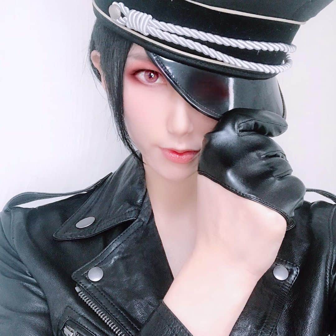 鷹村アオイのインスタグラム：「. TwitterでYUNOKIさんのイラストに触発されてメイクしました🙏✨ #コスプレイヤー #コスプレ #ハンサムショート女子 #ハンサム女子 #ハーフグローブ #軍帽コーデ」