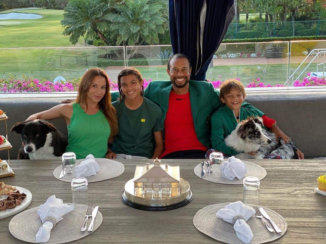 タイガー・ウッズのインスタグラム：「Masters Champions Dinner quarantine style. Nothing better than being with family.」