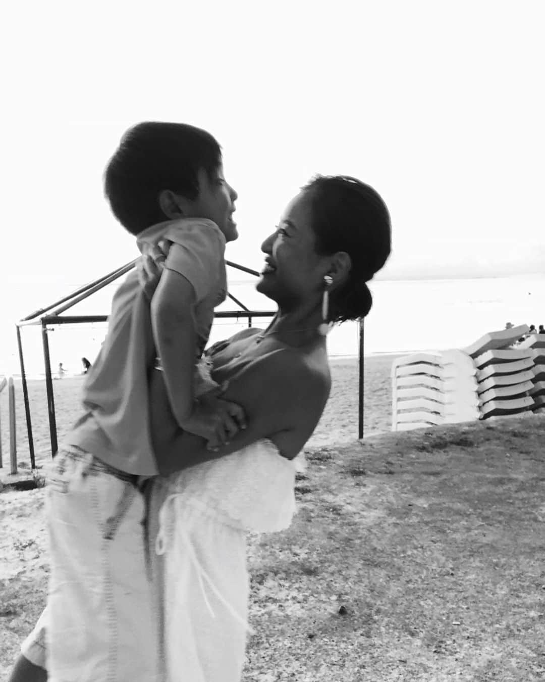 紺谷みえこのインスタグラム：「「明日、より情愛をもって抱き合うために、 今日は（人との）距離を取ったままでいましょう。みんなが一緒にやれば乗り越えられる」 お国柄キスやハグが習慣のイタリア ジュゼッペ・コンテ首相のお言葉♡  私も不要不急の外出はせず、時差出勤や在宅ワーク、おうち時間ではずっと家にいる子供がストレス過多にならぬよう試行錯誤しています◡̈ ビジネスも子育ても、様々な困難や想定外の事が起きます。何も考えずに足を止めるのではなく、そのたびに知恵を絞り、出来る事を精一杯全うしたい。  職業柄華やかな世界と思われますが 泥臭かったり、地道で根気のいる仕事もたくさんあります。 明日もコツコツがんばろうっと！  みんなで一緒に笑えるように。 今人との距離はあるけれど 心はいつも隣同士⋆*✩⑅◡̈⃝* ・ ・ #コロナに負けるな　#hug #love #sea #instalike  #instagood  #l4l #trip #myson  #photo  #peace #Heart #photography  #traveler  #beautiful  #healthy #model  #likes  #healthy #instapic  #heart #beach #미인들 #아름」