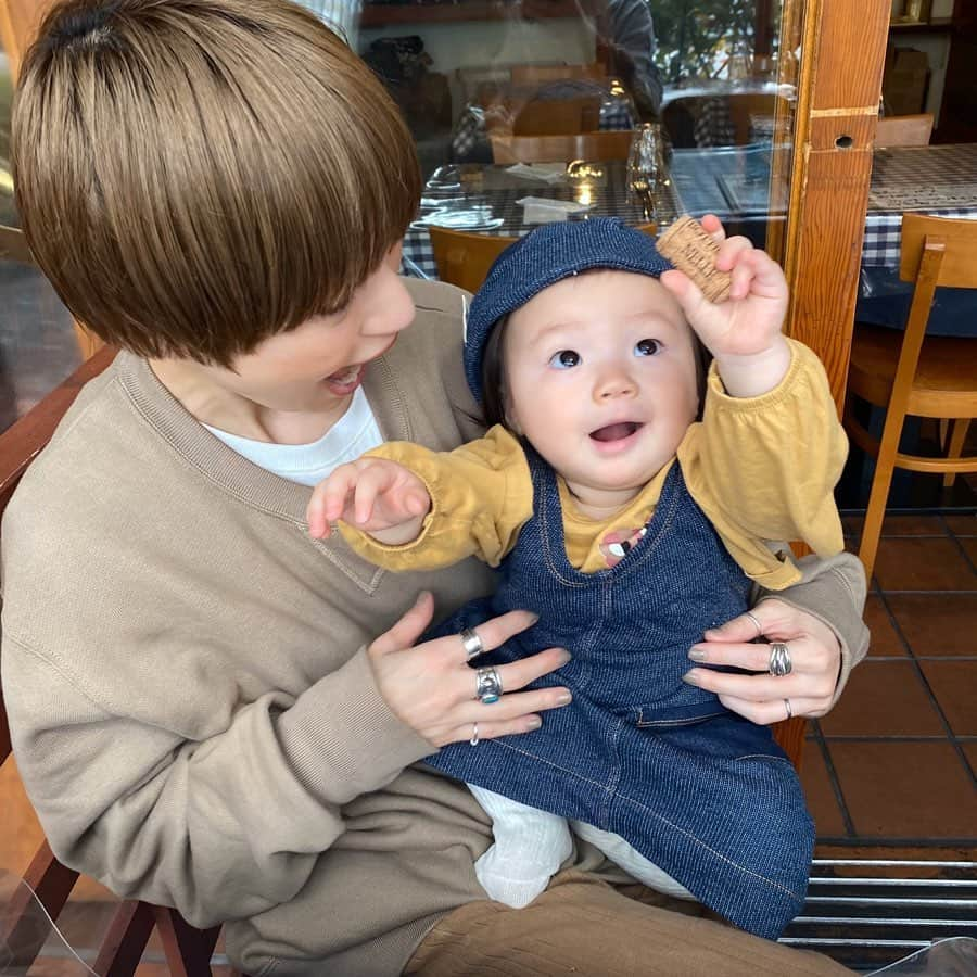 長谷川あやさんのインスタグラム写真 - (長谷川あやInstagram)「🐥🐥🐥#baby#mama#令和ベイビー#生後10ヶ月#0歳#赤ちゃんのいる生活#新米ママ#女の子ママ#小夏のいる生活#70せんちこーで#babyshop#ベイビーショップ#weareoii#ベイビーショップ新ブランド#Oii#オイ#PR @babyshop ・ ・ ・ 怪獣さんと一緒だと なかなか『ゆっくりランチ』なんて できなくなってきたけど なんやかんや仲良くやっております👶💓 （※写真は前に撮影したものです） ・ おうち時間が増えて 事情により数日間のワンオペ生活もあって 毎日毎日24時間子供とお家の中で2人きり、、、 もちろんめちゃくちゃかわいいけど 『はぁ。大変だなぁーーー🤣』なんて 叫びたくときもあったり、、、 ・ そんなとき同じママさん達の がんばっている姿見て （SNS越しですが 笑） 励まされたり共感したりしながら 元気もらってます😋‼️‼️‼️ ・ またみんなでご飯したりできる日が はやくくるといいな、、、👏( ´∀｀) ・ 小夏さんのお洋服は スウェーデン発ブランド『Oii』のもの💛 ・ 日本未入荷の商品も新作も BABYSHOPなら買えるので ぜひチェックしてみてください💁‍♀️‼️ https://jp.babyshop.com/」4月8日 9時00分 - ayasuke_0516