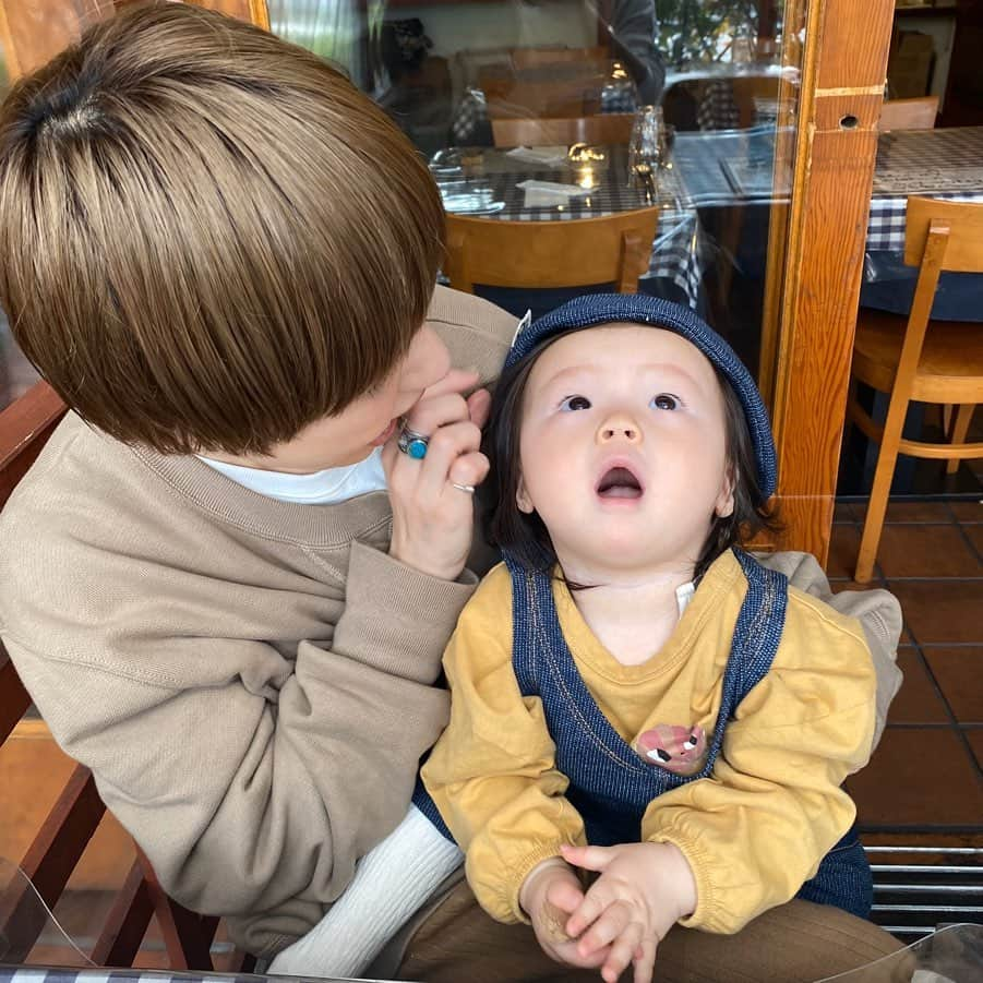 長谷川あやさんのインスタグラム写真 - (長谷川あやInstagram)「🐥🐥🐥#baby#mama#令和ベイビー#生後10ヶ月#0歳#赤ちゃんのいる生活#新米ママ#女の子ママ#小夏のいる生活#70せんちこーで#babyshop#ベイビーショップ#weareoii#ベイビーショップ新ブランド#Oii#オイ#PR @babyshop ・ ・ ・ 怪獣さんと一緒だと なかなか『ゆっくりランチ』なんて できなくなってきたけど なんやかんや仲良くやっております👶💓 （※写真は前に撮影したものです） ・ おうち時間が増えて 事情により数日間のワンオペ生活もあって 毎日毎日24時間子供とお家の中で2人きり、、、 もちろんめちゃくちゃかわいいけど 『はぁ。大変だなぁーーー🤣』なんて 叫びたくときもあったり、、、 ・ そんなとき同じママさん達の がんばっている姿見て （SNS越しですが 笑） 励まされたり共感したりしながら 元気もらってます😋‼️‼️‼️ ・ またみんなでご飯したりできる日が はやくくるといいな、、、👏( ´∀｀) ・ 小夏さんのお洋服は スウェーデン発ブランド『Oii』のもの💛 ・ 日本未入荷の商品も新作も BABYSHOPなら買えるので ぜひチェックしてみてください💁‍♀️‼️ https://jp.babyshop.com/」4月8日 9時00分 - ayasuke_0516