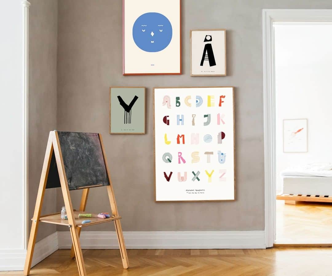 KOZLIFEさんのインスタグラム写真 - (KOZLIFEInstagram)「. 新しいMADOのポスターを組み合わせて、 お部屋の中を模様替え。 サイズ違いを組み合わせたり、 アルファベットで好きな言葉を作っても楽しそう！ . お家の中で楽しく過ごすヒントに、 いかがでしょう？ . . -登場したアイテム- MADO (マド)/Alphabet Spaghetti ポスター 50×70cm ※受注発注品のため、納期に少々お時間をいただいております。 . ◎商品は当店トップページのバナーorプロフィールのURLからどうぞ。 ▶︎ @kozlife_tokyo . #KOZLIFE #japan #LoveFoodLoveLife #Interior #instahome #instagood #livstagrammer #myhome #MADO #hellomado #PAPERCOLLECTIVE #stayhome #stayhomestayhappy #暮らし #北欧 #北欧インテリア #北欧雑貨 #インテリア #丁寧な暮らし #シンプルライフ #マド #子ども部屋 #子供部屋 #子供部屋インテリア #ペーパーコレクティブ #ポスター #壁面インテリア #おうち時間 #うちで過ごそう」4月8日 9時01分 - kozlife_tokyo