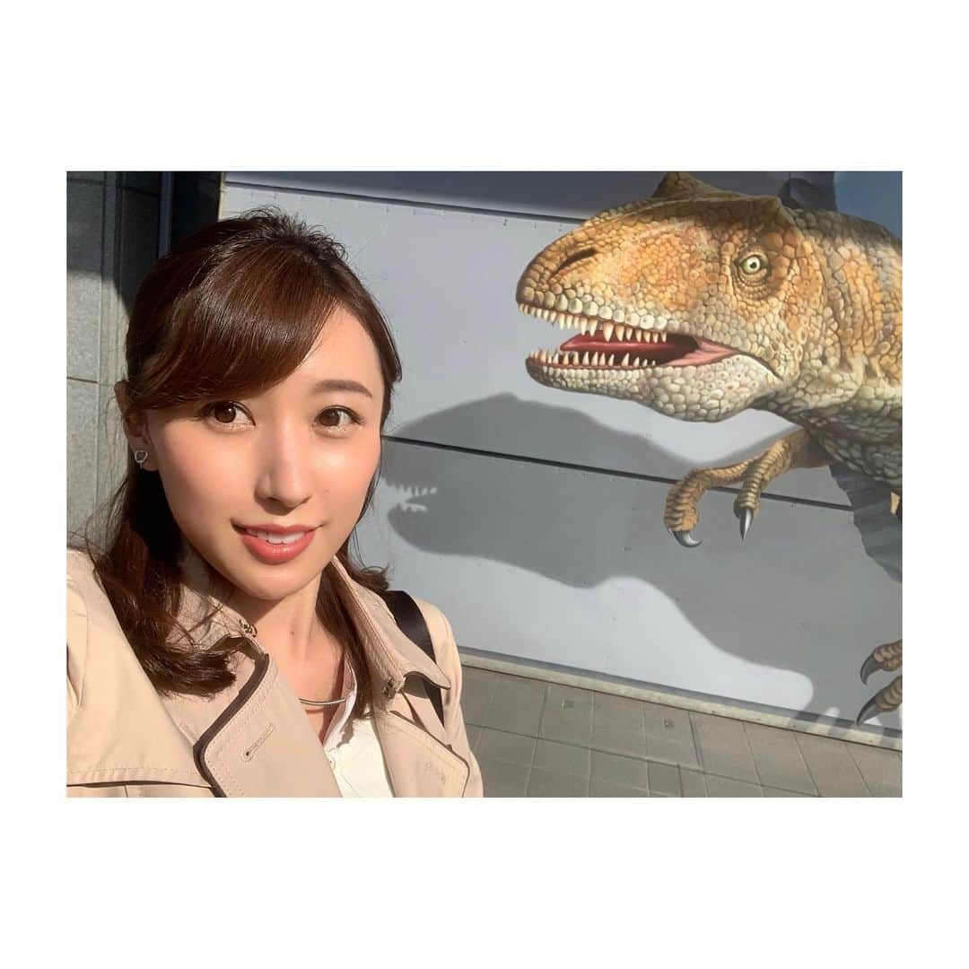 楠紗友里さんのインスタグラム写真 - (楠紗友里Instagram)「恐竜と私。🦖* 福井駅前は、恐竜がたくさんいます。結構リアルです。 * 現場までの道のり。 桜がとっても綺麗でした🌸 福井城址の桜を眺めていたら、越前時代行列という催しを思い出しましたが、まさかのここ数年中止になっていると伺い、悲しくなりました😢* * 無性に食べたくなって買っちゃった❤︎ さくら茶屋のたこ焼き🐙 よく勤務の間に会社の先輩方が買って下さった、ものすごーく思い入れのある味🥺 福井にしかないんだよなあ😭😭 * またコロナが落ち着いたら、ゆっくり遊びに来ます♬ * * #福井 #帰福 #福井愛 #恐竜県 #桜 #お花見 もどき #本当は足羽川が名所 #🌸 #コロナに負けるな」4月8日 9時01分 - sayuri_kusunoki