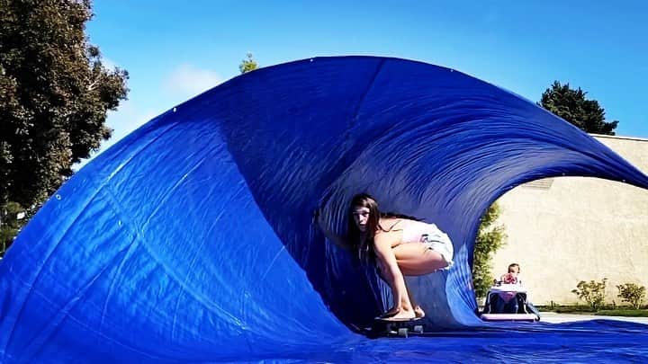 マッケンジー・ダーンのインスタグラム：「A classic swell during quarantine some wipe outs and some barrels 🏄🏻‍♀️👌🏼😅 • • • Swell Classico durante quarentena com algumas vacas e altos tubos 🏄🏻‍♀️👌🏼😅 @moadernsantos @santoswesley」