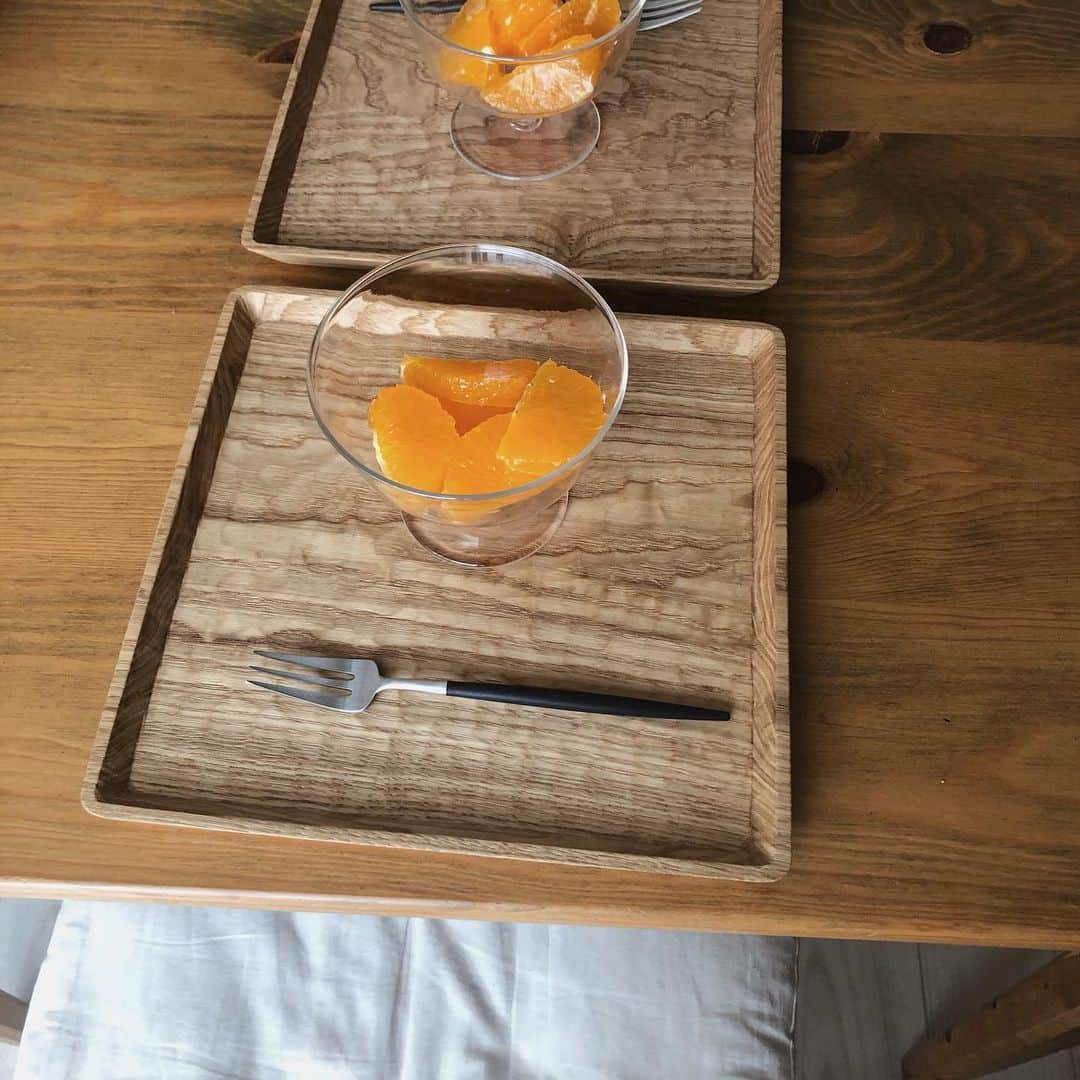 ちょびさんのインスタグラム写真 - (ちょびInstagram)「朝から美味しくてしあわせ🍊 カフェ風にしたりして家で気分を上げてます📝 . 以前に糸と樹（@itotoki.hiroshima）で購入した qualiaglassworksさんのキレイなガラス器に盛るだけで 料理もこういうフルーツもお洒落に一変する☕︎ みんなのお気に入り食器とかおすすめあれば 教えてほしいな♡ . #おうち時間#おうちカフェ#清美#フルーツ#妊婦#妊婦のおやつ#cutipol#qualiaglassworks#食器#カフェ#夫婦の時間#プレママ#マタママ#プレママさんと繋がりたい#男の子ママ#男の子ベビー#妊娠後期#妊娠10ヶ月#4月出産予定#令和2年ベビー」4月8日 9時10分 - kaoriririn15