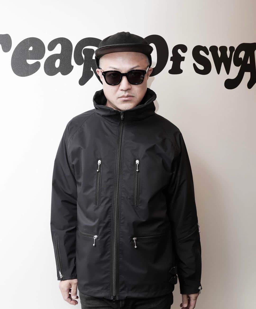 のインスタグラム：「TEARS OF SWAN-ZIP NYLON JACKETになります!! 本日からofficial webshopでもオーダー開始ですので宜しくお願い致します(^^)🤐💻📝 http://tears-of-swan.shop-pro.jp/?pid=150056327 (モデル着用Mサイズ、5月上旬販売開始) ※プロフィール下のURLからofficial websiteがご覧頂けます  @tears_of_swan  #tearsofswan #nylonzipjacket  #nylonjacket  #ナイロンジャケット」