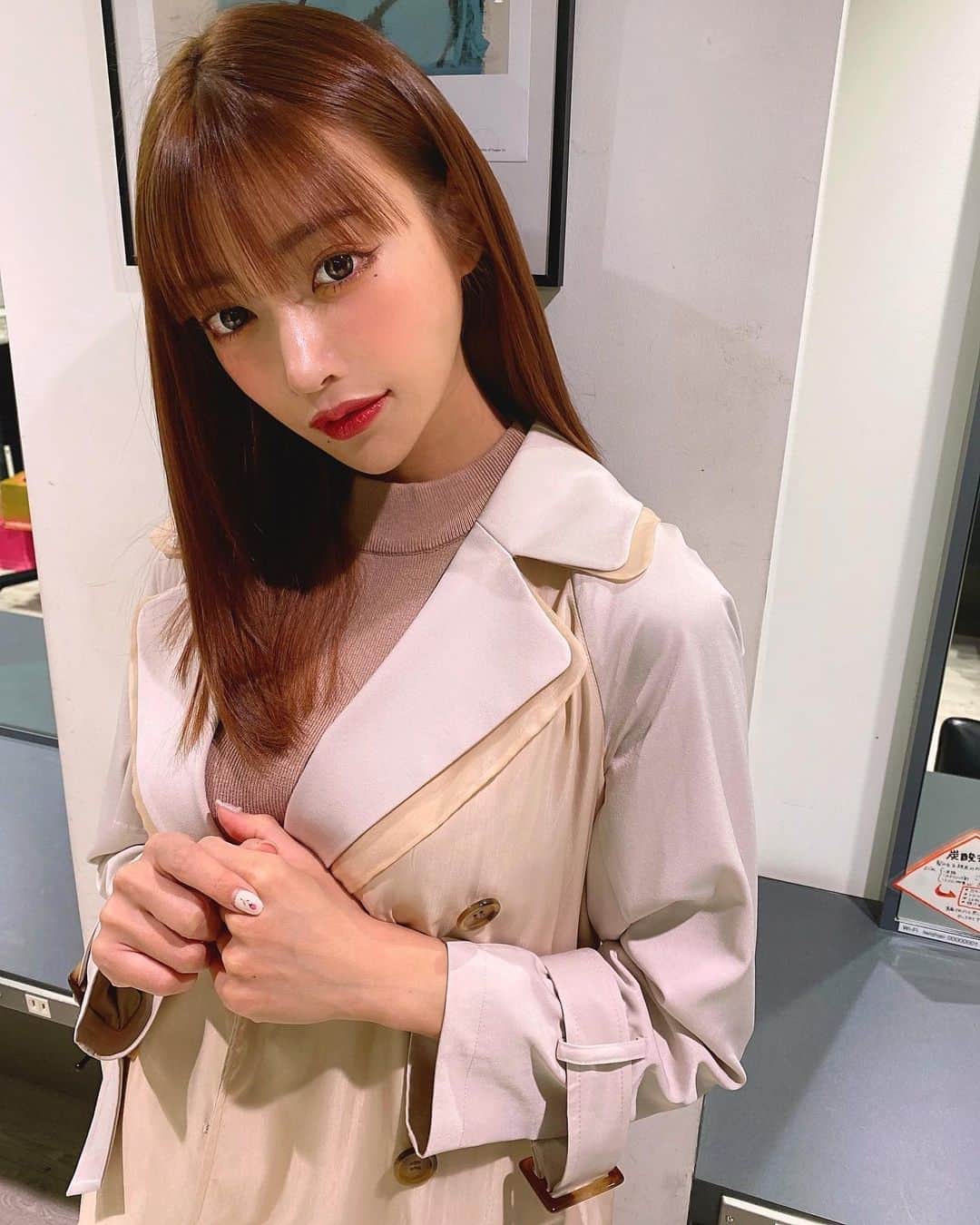 明日花キララのインスタグラム：「Good Morning!!! 撮影があるので自分で切ったカチャカチャの前髪だけササっと整えてもらいました✂️✂️ 久しぶりのフルバングです🌷👩🏻‍🦰💈 #キラバング」