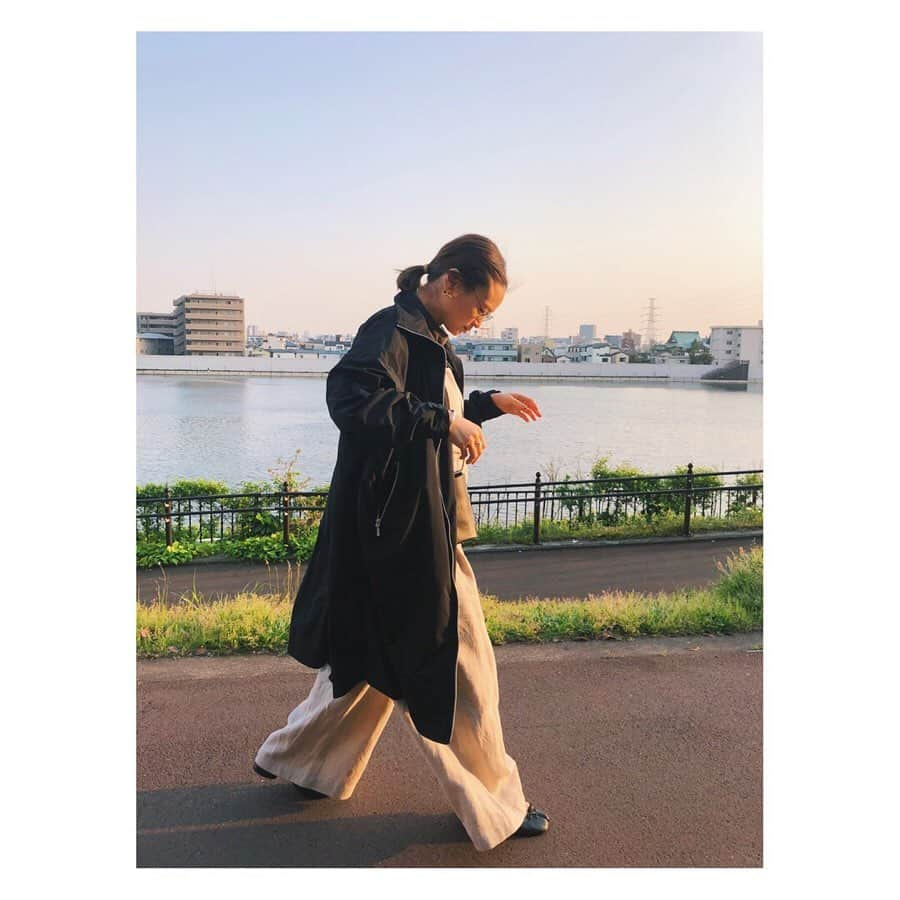 野尻美穂さんのインスタグラム写真 - (野尻美穂Instagram)「スーパー行くだけでもテンション上げたいからmihonanoのコート着たよ♥️中に着てるのはEARIHのサロペットとwaiのタートル😚 メガネはayameだよ。近すぎて30分しか着てないけど🥺 そう言えば、沢山の方からメイク動画の件DMでいただくのだけど、ライブ配信でどすっぴんからやったら観てくれるかな🙄不安🦍💭 #mihonano #EARIH #wai_ships  #ayame」4月8日 19時15分 - miho_cocoa