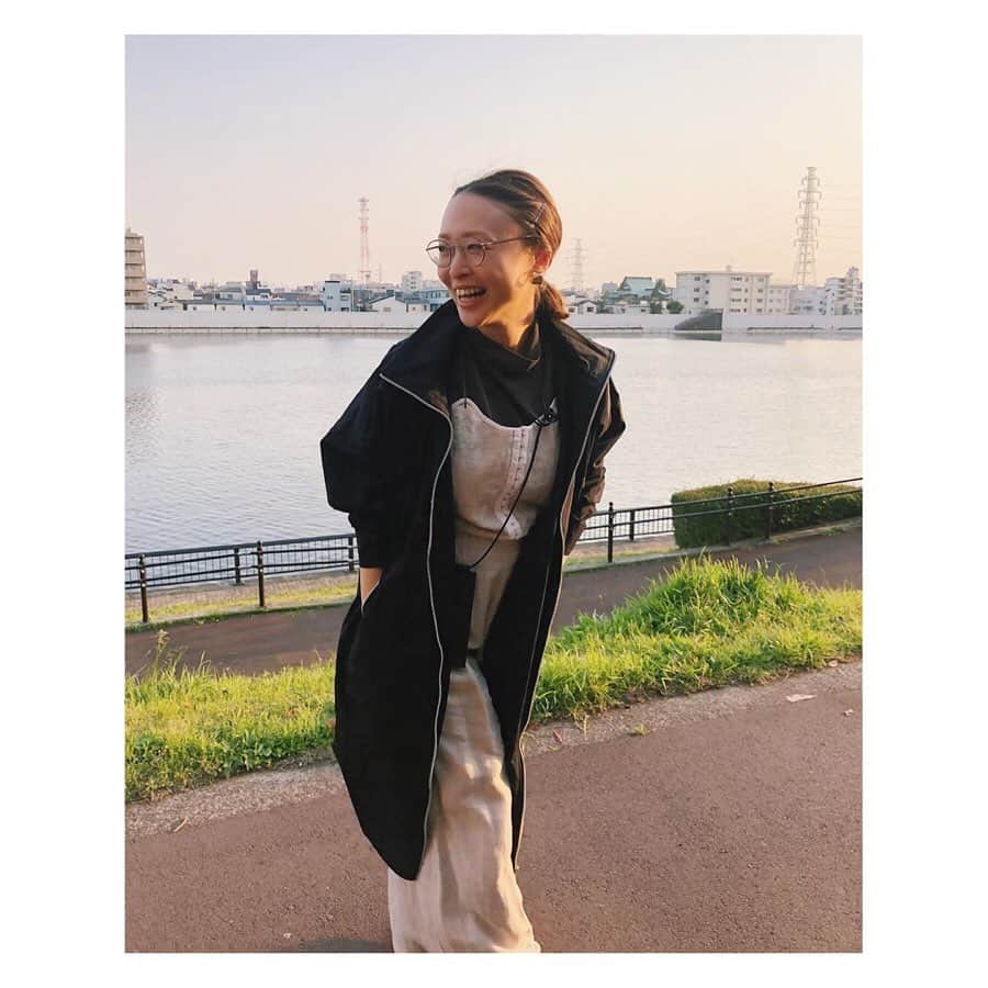 野尻美穂さんのインスタグラム写真 - (野尻美穂Instagram)「スーパー行くだけでもテンション上げたいからmihonanoのコート着たよ♥️中に着てるのはEARIHのサロペットとwaiのタートル😚 メガネはayameだよ。近すぎて30分しか着てないけど🥺 そう言えば、沢山の方からメイク動画の件DMでいただくのだけど、ライブ配信でどすっぴんからやったら観てくれるかな🙄不安🦍💭 #mihonano #EARIH #wai_ships  #ayame」4月8日 19時15分 - miho_cocoa