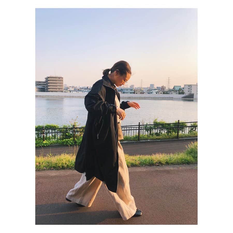 野尻美穂のインスタグラム：「スーパー行くだけでもテンション上げたいからmihonanoのコート着たよ♥️中に着てるのはEARIHのサロペットとwaiのタートル😚 メガネはayameだよ。近すぎて30分しか着てないけど🥺 そう言えば、沢山の方からメイク動画の件DMでいただくのだけど、ライブ配信でどすっぴんからやったら観てくれるかな🙄不安🦍💭 #mihonano #EARIH #wai_ships  #ayame」