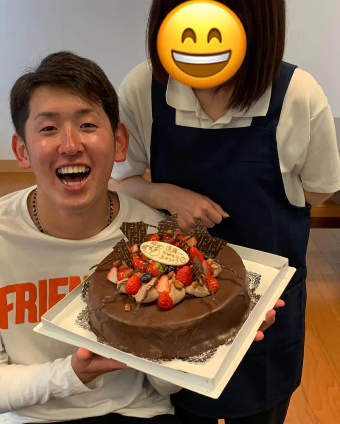 遠藤淳志さんのインスタグラム写真 - (遠藤淳志Instagram)「・ 無事、21回目の誕生日を迎えることができました！！😆 たくさんのお祝いメッセージありがとうございます！ゆっくり返していきまーす！  皆いま大変な時期かもしれませんが、開幕までにしっかり調整して、ファンの皆さんと一緒に笑える日が来るように僕も頑張っていきます！ 21歳の僕をこれからもよろしくお願いします🙇‍♂️ 隣にいるのは寮母さんです！  #21歳になりました  #なぜ隣に寮母さん？」4月8日 19時23分 - e.n.d.uu_____