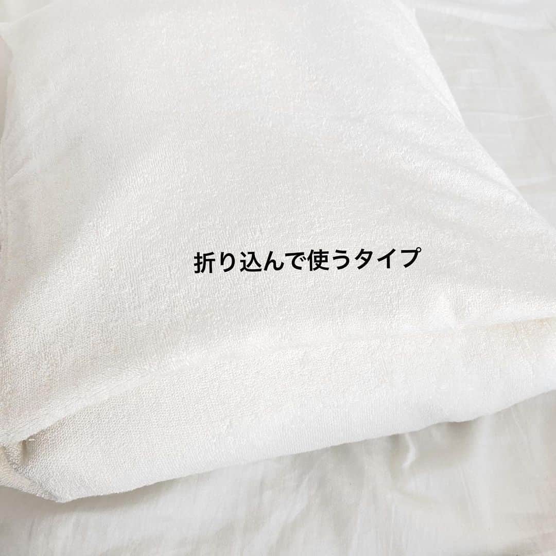 meguri.kさんのインスタグラム写真 - (meguri.kInstagram)「枕カバーおnew♫ ・ 洗える枕を買ってからカバー無しでした。その代わり枕を頻繁に洗う様にしていたのですが、雨で洗えない日があったり、あんまり洗いすぎると形崩れしてしまうのでは…と思いカバーを！ ・ 今治産のタオル生地でできたピローケース！ フワフワの感触が気持ちいい♡ ・ インテリアの邪魔をしないシンプルなデザイン✨ グルッと一周しているロゴテープがワンポイント✨ ・ チャックが無い封筒式なのでカバー交換も簡単です♫ ・ 質の良い眠りの為に寝具選び重要ですよね✨ ・ 外出自粛で引きこもり生活。朝、時計を気にせずゆっくり寝れるのが嬉しいこの頃…❤️とか言いつつ早めに寝てるから6時過ぎぐらいには起きてしまう😂まぁ、そこから1時間ぐらいはゴロゴロしてるけど😂 ・ それにしてもシーツシワッシワ😂面倒なので寝具にはアイロンなんてかけません🙅‍♀️😂😂😂 ・ #寝室#枕#枕カバー#寝具#bedroom #インテリア#ピローケース#ピロー#今治#今治タオル#パイル地#interior#北欧#モノトーン#シンプルライフ#一条工務店#ismart #スマートライフ#暮らし#くらし#日々のこと#マイホーム#注文住宅#マイホーム記録#整理整頓#暮らしを整える#暮らしを楽しむ」4月8日 19時34分 - meguri.k
