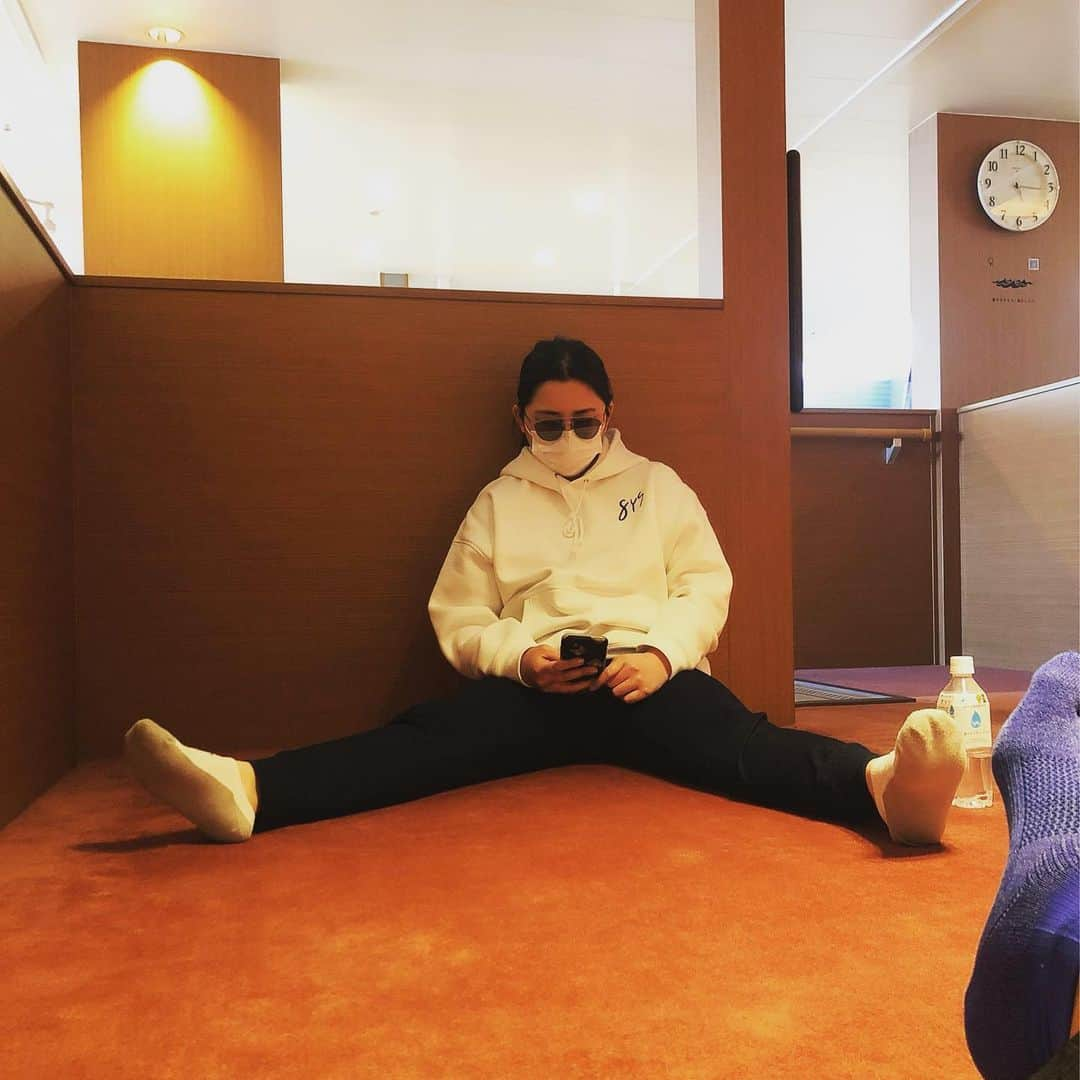 岡村咲さんのインスタグラム写真 - (岡村咲Instagram)「大分県に戻って来ました…⛴主人に盗撮された写真の題名は"たれぱんだ"だそうです。😂私たちは結局、東京へは帰らず、少しの間大分県で過ごします❗️移動疲れと、日常のストレス、自分の家は3月頭から帰ってないストレスからなのか。微熱…頭痛…嘔吐…食欲不振と最悪です💔体調不良ダイエットとでも言うのか、痩せて来てます。憎いやらありがたいやら。主治医の病院も電話が繋がらないし。コロナも怖いけど持病も怖い。病人にとってはストレスと不安で押しつぶされそうな毎日です。よね…？！　#sle #全身性エリテマトーデス」4月8日 19時44分 - sakiokamura_official