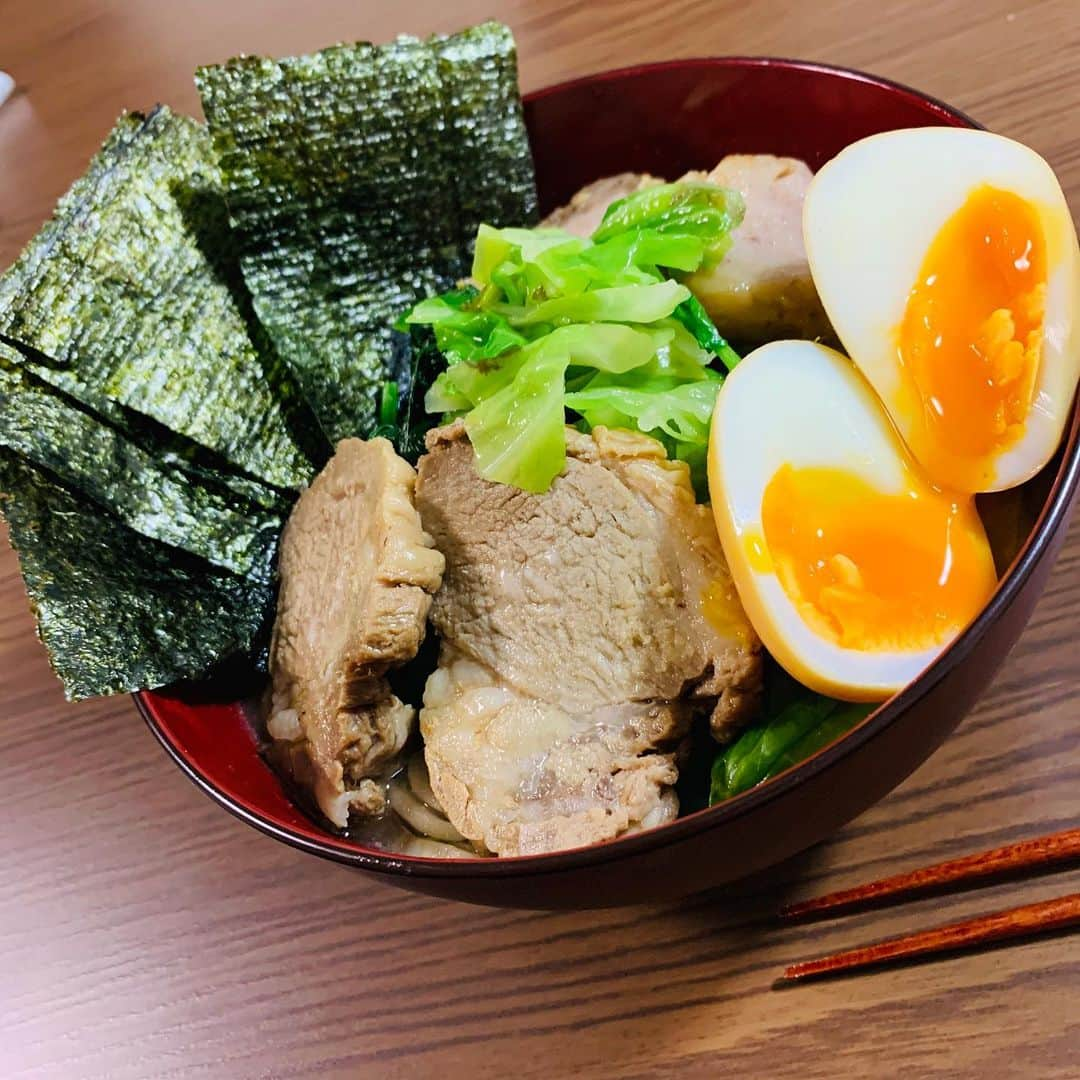 小澤雄太さんのインスタグラム写真 - (小澤雄太Instagram)「研究中の家系ラーメン 鶏ガラと豚骨のスープはまた味が変わって旨し。  #男THE飯 #男THE麺 #ラーメン #家系ラーメン #小澤家 #yuta_ozawa #おざっつ #ozattsu」4月8日 19時47分 - yuta_ozawa_official