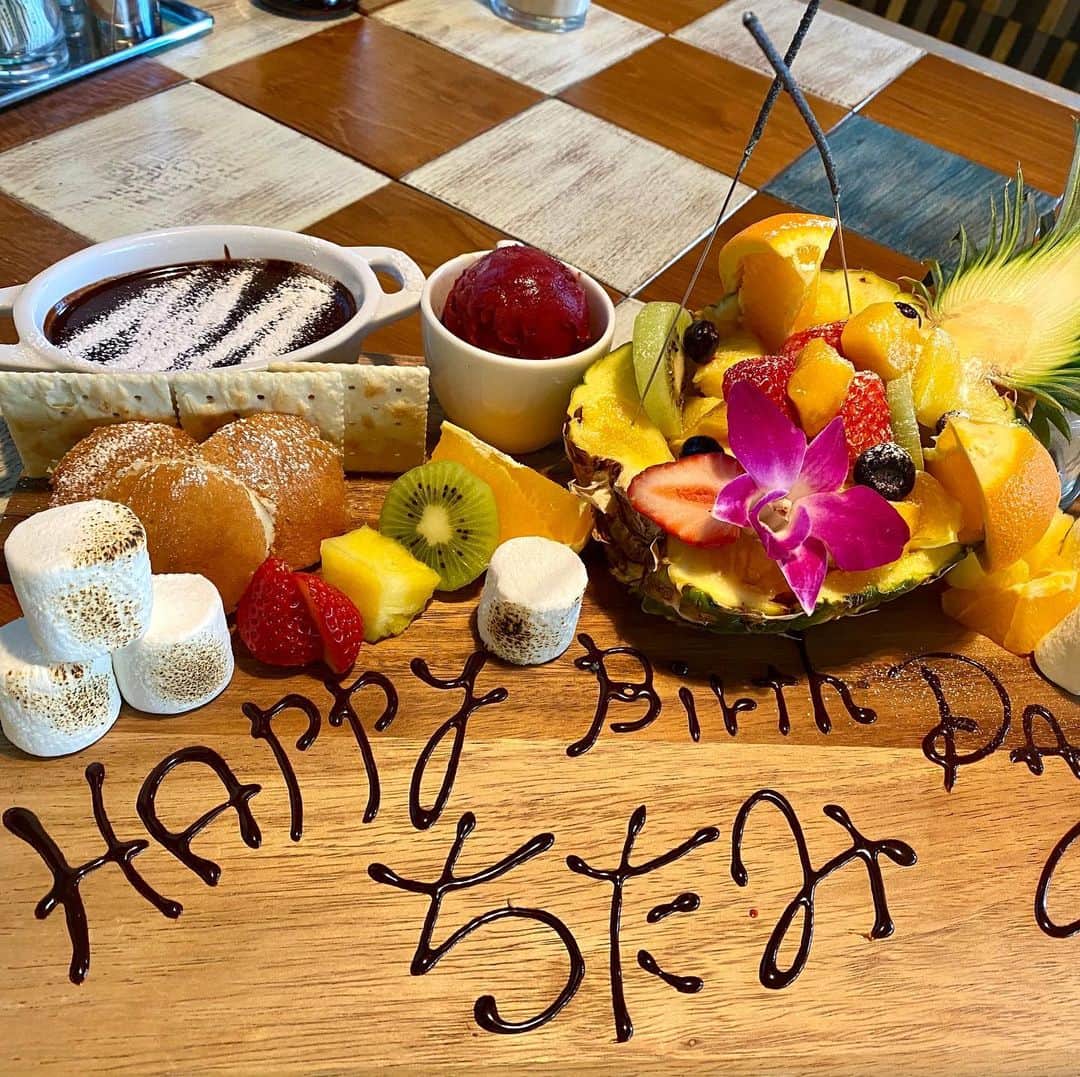牛窪万里子さんのインスタグラム写真 - (牛窪万里子Instagram)「少し前ですが、友人のお誕生日をハワイアンカフェ「コナズ珈琲」でお祝いしました♪  靴を脱いで上がる広々とした空間を予約できて、ゆったり寛げました。  #コナズ珈琲  #お誕生日 #お祝い #happybirthday  #バースデープレート @konas_coffee」4月8日 19時48分 - mariko_ushikubo