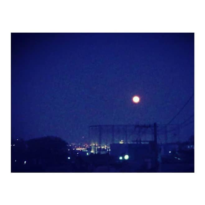 黒沢あすかさんのインスタグラム写真 - (黒沢あすかInstagram)「・ ・ ・ 一日の終わりは空を眺めてひと息入れる。新型コロナウィルスの終息を月に願う。」4月8日 19時50分 - kurosawa_asuka_official