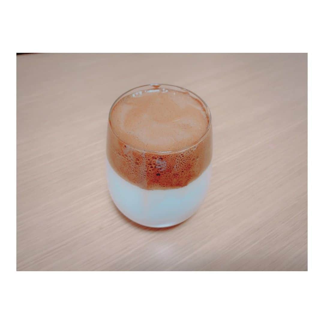 木下流声のインスタグラム：「. ダルゴナコーヒー☕️ . 流行りに乗ってね。笑 . 美味しかった😋  #ダルゴナコーヒー #달고나커피 #dalgonacoffee #dalgonacoffeechallenge #おうち時間 #おうちカフェ」