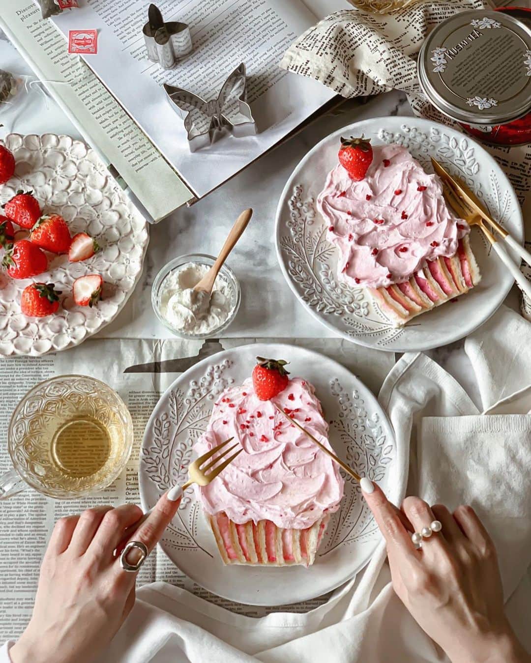 のインスタグラム：「🍽 𝑴𝒚 𝒉𝒐𝒎𝒆 カップケーキトーストで朝ごパン🍴 こんな時間に おそようございます🤍 . スイーツが食べたい♡ いちごも食べなきゃ♡ という欲望を詰め込んでみました🍞 . 材料はすべてコロナの影響をうけた レッスンは中止による パーになったものです✋🏻 コロナのあほぉーーーーー . . . いちごダイエットも継続💋 効果については読んでみてね ↓ ↓ . あっ　先に言うときますけど 食事だけでは痩せれませーーーん！！！！ . . . 【いちごは太るのか⁉️】 . . なんでも徹底調査します✊🏻 いちごは果たして ダイエット効果があるのか⁉️ 調べてみました📃 . . ①いちごのカロリー 他のフルーツと比較してみました いちご　34kcal　糖質7.1g りんご　54kcal　糖質13.1g . ギョʘʘ‼︎ りんごは痩せると勝手に思い込んでいた私‥ こ、これどゆこと🙀 . いちご1個の重さはおよそ15g程度 1個に含まれるカロリーは およそ5kcal 糖質の量はなんと1gしかないんです𓄹𓄹𓄹 . そしていちごは血糖値が上がりにくい 低GI食品なんですよね💡 . ダイエットには最適な栄養補給源なんです❣️ . . ② いちごで若返る 美容効果に必須な「ビタミンC」がたっぷり♡ シミやシワの改善・美肌に効果的✧︎*。 . いちご100gには58.8 mgものビタミンCが含まれており いちごの栄養素の70%ほどがビタミンCと言われるほど 豊富なんです✨ . . ビタミンCは体内で作れない栄養素のため 成人で1日100mg摂取するのが理想的 . いちご100g(7個ほど)で1日の半分程度のビタミンCが 摂れますね♡ . シミ、しわ、そばかすが気になる方には 必須なビタミンです♡ . ③風邪の予防 いちごに含まれるビタミンCにより 抗酸化作用の効果から 風邪や感染症予防にもかなり効果的 . ④疲労回復効果 仕事や家事での疲れが溜まっている方にもぴったり！ . ⑤むくみに効く いちごには「カリウム」もたっぷり . 「カリウム」は 水太りやむくみを解消する効果があるため お酒を飲む直前や 翌朝などにも効果的◎ . 余分な塩分を排出してくれる カリウム摂取は大切ですね🍓 . ⑥ 腸内環境を整える フルーツに含まれる ペクチン（水溶性食物繊維）」が いちごには豊富に含まれています！ . ペクチンはいわば善玉菌のエサ 腸内環境を整え 便秘解消効果に◎ . 腸内環境が整うと 栄養の吸収率が上がり代謝も良くなるため 脂肪の燃焼率が上がるんです🍓 . 腸内環境が整うと 髪のコンディションも良くなるはず♡ . ⑦何個まで食べていいの？  いちごは低カロリー・低糖質🍓 何個食べても太らないと考えてOK . ただ‥ いちごが太りにくいといって 夜食べるのはおすすめしません❌ . . このトーストも朝ごパン☀️ どうしてもスイーツが食べたいときは 朝に摂取♡ . 🍓たくさん食べても太りにくい 🍓美容効果も期待 積極的に食べて良し‼️という結果がでました😊 ‥‥‥‥‥‥‥‥‥‥‥‥‥‥‥‥‥‥‥‥‥‥‥‥‥‥‥‥‥‥‥‥‥‥ #strawberry#love#follower#sweets#dessert#instacafe#instafood#instagood#cafestagram#朝ごはん#朝ごパン#アレンジトースト#おうちで過ごそう#おやつ#スイーツ#おうちごはん#좋아요테러#좋아요꾹#좋아요폭탄#좋아요꾸욱#소통#소통해요#소통환영#소통그램#먹스타그램 . . そしてダブル効果を狙ったダイエット スワイプ☞☞矢印 . . @majicalsherry_lme を履きながら おこもりいちごダイエット🍓 . これを1日やってみて 結構効果はあったんです✨ . . 長いおこもりタイムになりそうなので ゆるっと食事は制限にしないと 絶対痩せれません！ . . 食べないダイエットも 絶対すぐにリバウンドするのでおすすめしません❌ . . 体をほどよく締めると形状記憶になり ぶよぶよになるのを防ぐ効果も期待できます 太ももまで締めれるのは マジカルシェリーです❣️ 履いてないより断然履いてるほうが◎ . ストーリーにもリンク貼っておきますね🔗 . . #マジカルシェリー #骨盤ショーツ#おこもりダイエット#ダイエットメニュー #いちごでダイエット」