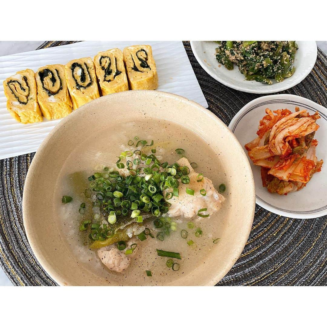 渡辺知夏子さんのインスタグラム写真 - (渡辺知夏子Instagram)「ほぼ、お家でご飯🏠 いやぁ...これから永遠とお家ですよね（笑） 野菜を食べるようにしたいけど、 いつも無農薬の野菜を買ってたら結構高くついちゃいます💦 . だけど皮ごと使う野菜や葉物の農薬や細菌など気になりますよね。。 私はスプレータイプと、粉末タイプを持ってて、ネギとか洗ってます！ ブロッコリー🥦は、粉末溶かしてしばらくつけておくよっ✨ . なんとなく最近のメニュー載せておきました！ こう見るだけで、ネギとか小松菜とか、きちんと洗いたい野菜って結構ありますよね〜 🍆🍅🍎🍋🥦🥬🥒 簡単なレシピが多いけど、インスタントやファーストフードばかりになると、免疫力落ちるので、なるべく手作りして健康には気をつけよう！！✨ ここには無いけど、納豆とかお豆腐はほぼ毎日食べてるー！！ しばらく頑張るしかないからねっ💪 . . 今日お昼に、炊飯器で簡単に出来る参鶏湯を作ったんだけど美味しいしヘルシーだからオススメだよ〜✨ ストーリーに載せているので是非💕 . . . #おうち時間 #おうちごはん #cooking #水洗いシュシュ #ホタテのちから #野菜洗い #stayhome  #stayathome  #自炊地獄 #豚バラちぢみ小松菜エリンギ和風ペペロンチーノ #豚バラピーマン生姜炒め #肉豆腐 #しらすと海苔のチーズトースト #副菜は作り置き」4月8日 20時16分 - chikako_724