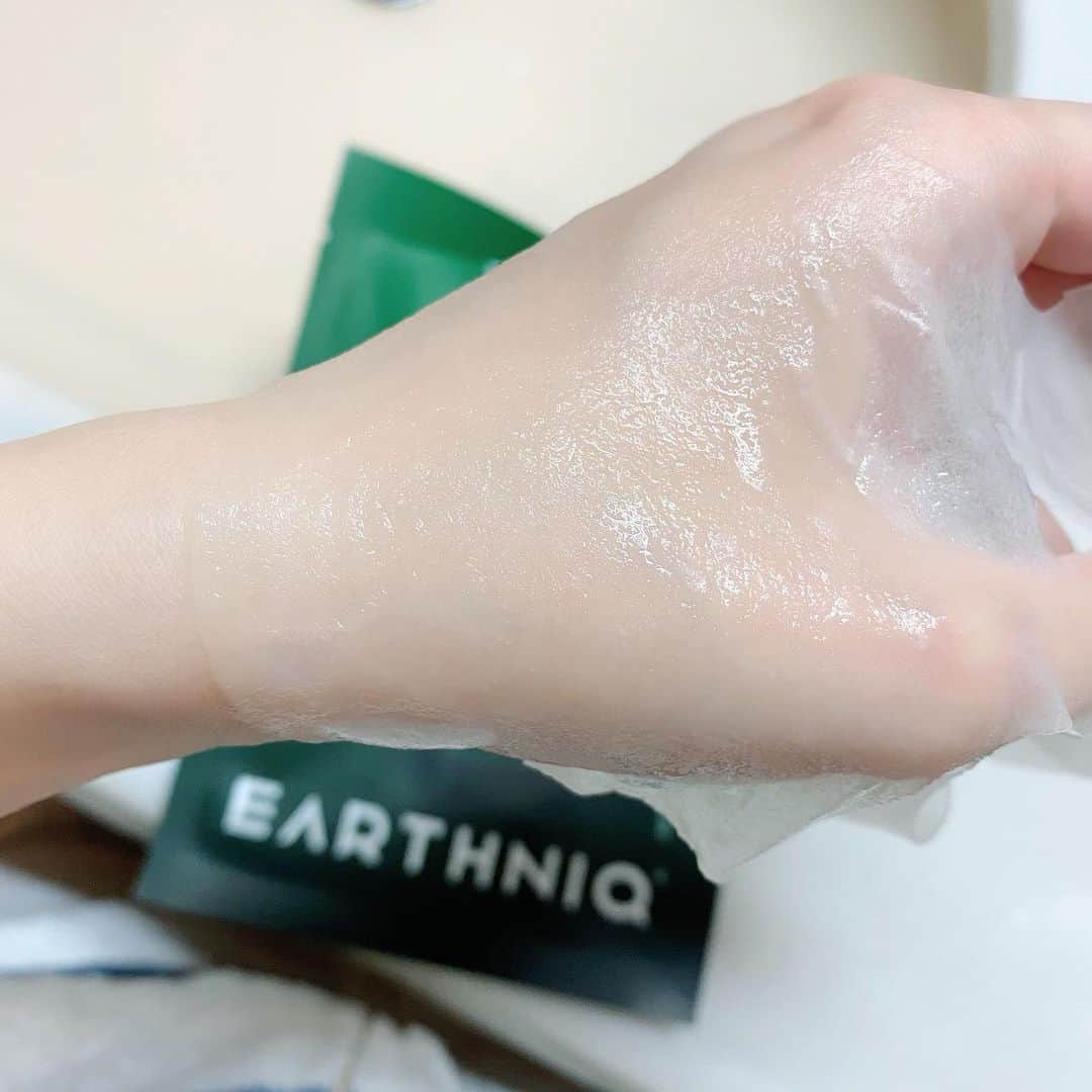 HELENAのインスタグラム：「EARTHNIQ @earthniq_official のシートマスク🍃 大自然で育った希少植物から抽出した成分が入ってるんだって！！ 緑のパッケージは保湿で、ピンクは美白！シートは液たっぷりで乾いたりしなかったです。私のお気に入りは緑でお肌がとてももちもちになりました🥺しっかり保湿されて翌朝毛穴もキュッとしまってる気がした！！ #EARTHNIQ #アースニーク　#QORA #シートマスク　#フェイスマスク #スキンケア　#美白　#乾燥肌　#PR」