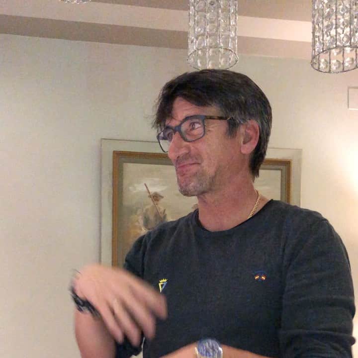アレハンドロ・フェルナンデス・イグレシアスのインスタグラム：「Feliz cumpleaños amigo! Eres único y la alegria de todo nuestro vestuario🧡 Te queremos Juanito @marchantejuanito @piilarrmarchantee_」