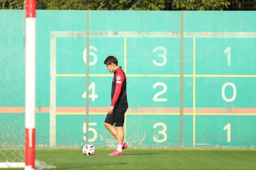 太田宏介のインスタグラム：「『活動休止』 名古屋グランパスも活動休止になりました。 これ以上感染が広がらないよう、願うばかりです。 とにかく今は外へ出ず、家で過ごしましょう。 SNSを通してできること、色々と考えてみます。 何かリクエストあればコメントください！ #stayhome  #staysafe  #grampus  #太田宏介」
