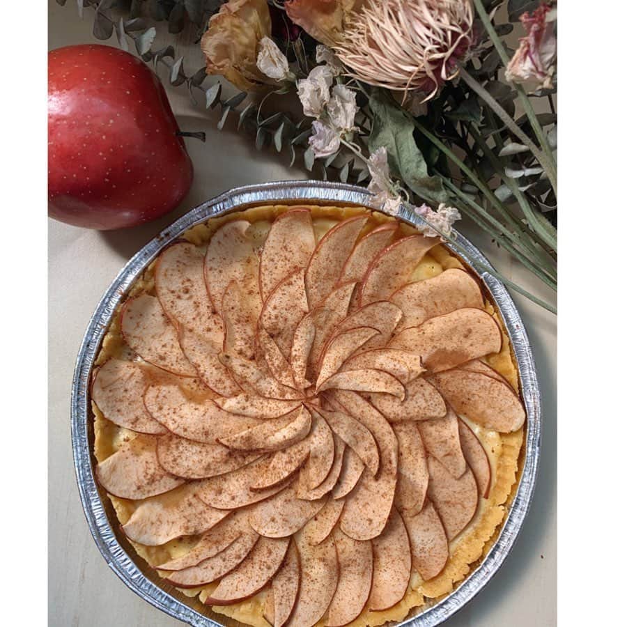 フェン・シャーニィーさんのインスタグラム写真 - (フェン・シャーニィーInstagram)「Today I made apple custard tart from scratch 😚🍎🍏 りんごカスタードタルト作ってみた！#stayhomecooking #お家時間」4月8日 20時23分 - sharniefenn