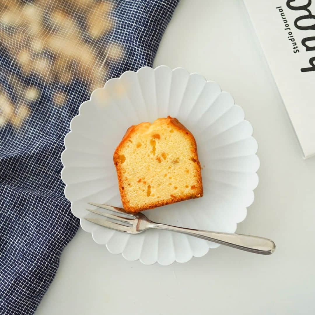 北欧、暮らしの道具店さんのインスタグラム写真 - (北欧、暮らしの道具店Instagram)「週末がちょっと特別になる、甘酸っぱいはちみつレモンケーキ . - - - - - - - - - - - - 本日は、『OYATSUYA SUN』がつくるケーキが入荷しました♪  今回お届けするのは、 シチリア産レモンを使ったケーキです。  フランスの伝統的な「ウィークエンドシトロン」を イメージして、”週末を楽しむ”  レモンケーキを作りました。  美味しさのひみつは「蜂蜜」と「レモンピール」！ . 蜂蜜には、ケーキに使うと 生地をしっとりさせる作用があるので、 甘さを加えること以上に、 生地の質感を決めるために使っています◎  また、レモンの味わいをしっかり感じられるように、 生地にはシロップに漬け込んだレモンピール、 仕上げのシロップにはシチリア島産の レモン果汁を加えて、爽やかな味わいに。  封を開けると爽やかなレモンの香りが広がりますよ。  お手元に届いたケーキを囲む週末のひとときが、 笑顔あふれる楽しいものになりますように。 . - - - - - - - - - - - - はちみつレモンのパウンドケーキ/OYATSUYA SUN . ▶︎ プロフィールのリンクから、お値段・サイズなど詳しい情報をご覧いただけますよ。→@hokuoh_kurashi ・ #coffee#coffeetime#tea#teatime#beer#homeparty#OYATSUYASUN#オヤツヤサン#ケーキ#ワイン#晩酌#ビール#ホームパーティー#おつまみ#おやつ#お菓子#スイーツ#デザート#ティータイム#おうちカフェ#シンプル#シンプルライフ#シンプルデザイン#暮らしを楽しむ#日々の暮らし#北欧#暮らし#北欧暮らしの道具店」4月8日 20時30分 - hokuoh_kurashi