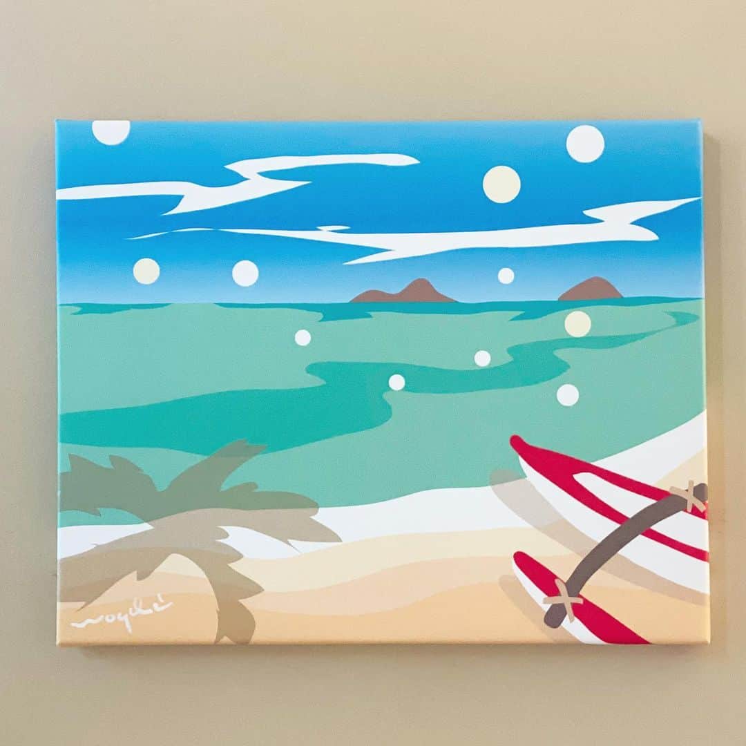 マキ・コニクソンさんのインスタグラム写真 - (マキ・コニクソンInstagram)「Lockdown Day 16 今日は電子ピアノの上にも友人のタカちゃんが描いたハワイのアートを掛けてみたよ！去年のクリスマスにラニカイビーチにある二つの山とクリームソーダ色の海の絵をリクエストしたらこんな素敵な絵を描いてくれました！😄今度はダイアモンドヘッドから海に架かってるハッピーな色とりどりの虹ちゃまの絵をリクエストしてみた！いつ出来上がってくるんだろう？楽しみが一つ増えましたー！タカちゃんの絵が大好き！いつも有難う！🙏🏻 #エアハワイ🌺  #楽しみは自分で作るもの！🤗」4月8日 11時38分 - makikonikson