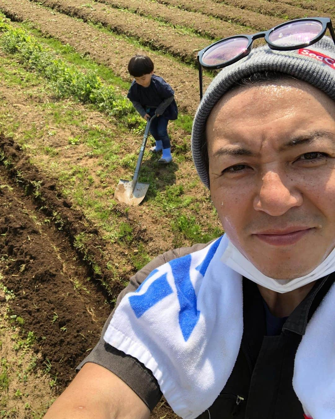 つるの剛士さんのインスタグラム写真 - (つるの剛士Instagram)「朝から、つる農園🥕  ギックリ腰明けの畝つくりは痺れますが野菜たちは元気です🥔 … 『#つる農園』  #藤沢北部　#藤沢野菜 #つる農園野菜 #無肥料無農薬　#自然栽培  #しゃっちょ」4月8日 11時46分 - takeshi__tsuruno