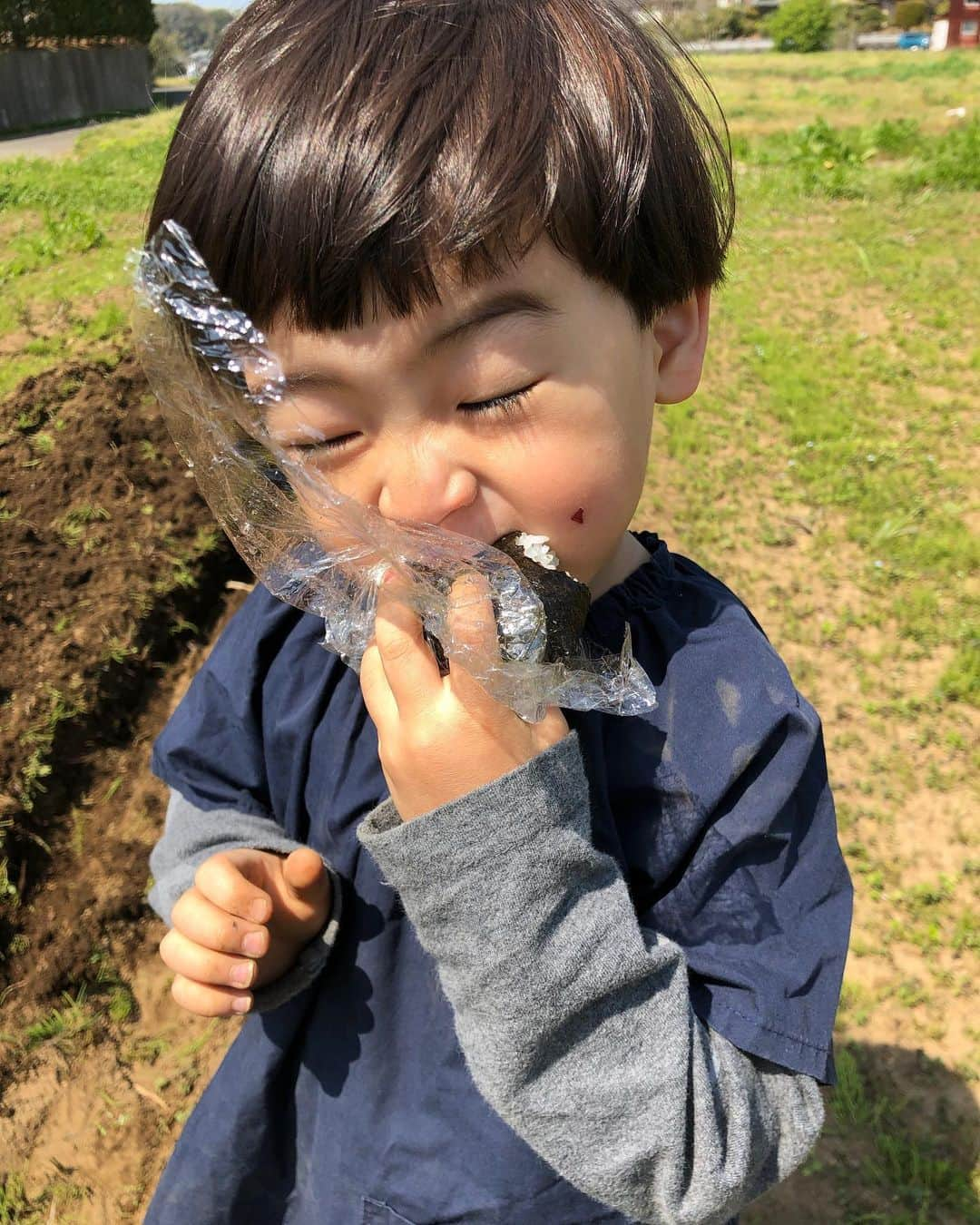 つるの剛士さんのインスタグラム写真 - (つるの剛士Instagram)「朝から、つる農園🥕  ギックリ腰明けの畝つくりは痺れますが野菜たちは元気です🥔 … 『#つる農園』  #藤沢北部　#藤沢野菜 #つる農園野菜 #無肥料無農薬　#自然栽培  #しゃっちょ」4月8日 11時46分 - takeshi__tsuruno