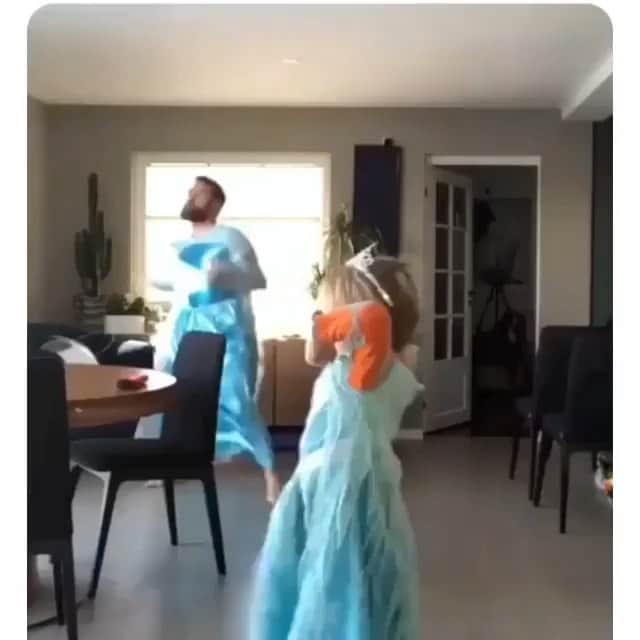 エリン・アンドリューズのインスタグラム：「Goals for you @stolly28 🥰🥰 I also DIE for this kid correcting Dad on the choreography 😜😜 I’m crying」