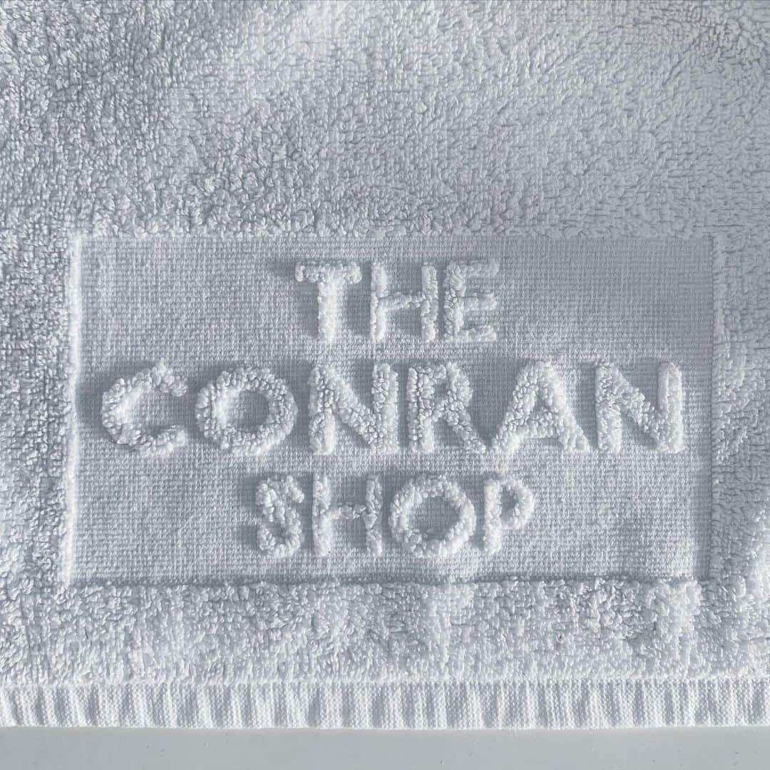岸本佳子さんのインスタグラム写真 - (岸本佳子Instagram)「MY standard ☞ #home #conran #towel #cotton #lifestyle #editorspick ・ 1日のスタートはタオルから。洗顔後の肌に、清潔な厚手のコットンが気持ちいい。長年タオルはすべて #コンランショップ のモノを愛用。イギリスに住んでいた時からなので🇬🇧 ・ 特にいま、こまめな手洗いが大事な状況なので、お気に入りのクリーンなタオルを使いたいですね🧴✨ ・ #stayhome_tgo」4月8日 12時02分 - yoshico_kishimoto