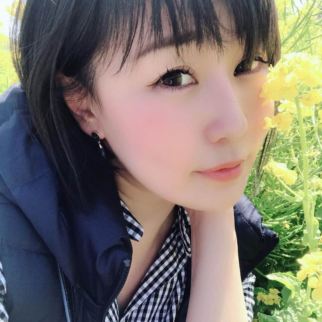 明里ともかのインスタグラム：「菜の花・伊豆にて。  #伊豆 #菜の花 #春」