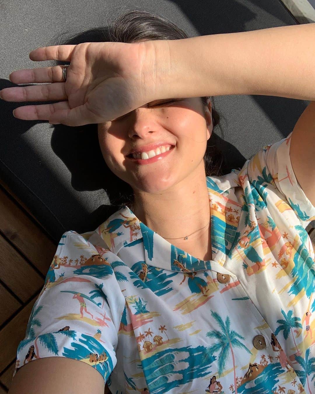 エリナ シルカのインスタグラム：「気分だけでも南国😎眩しいけど。笑 午前中のベランダ、日がめちゃくちゃ当たるから最高！いつもスウェットだけど、今日はなんとなく洋服もアロハ〜🤙🌴🌺」