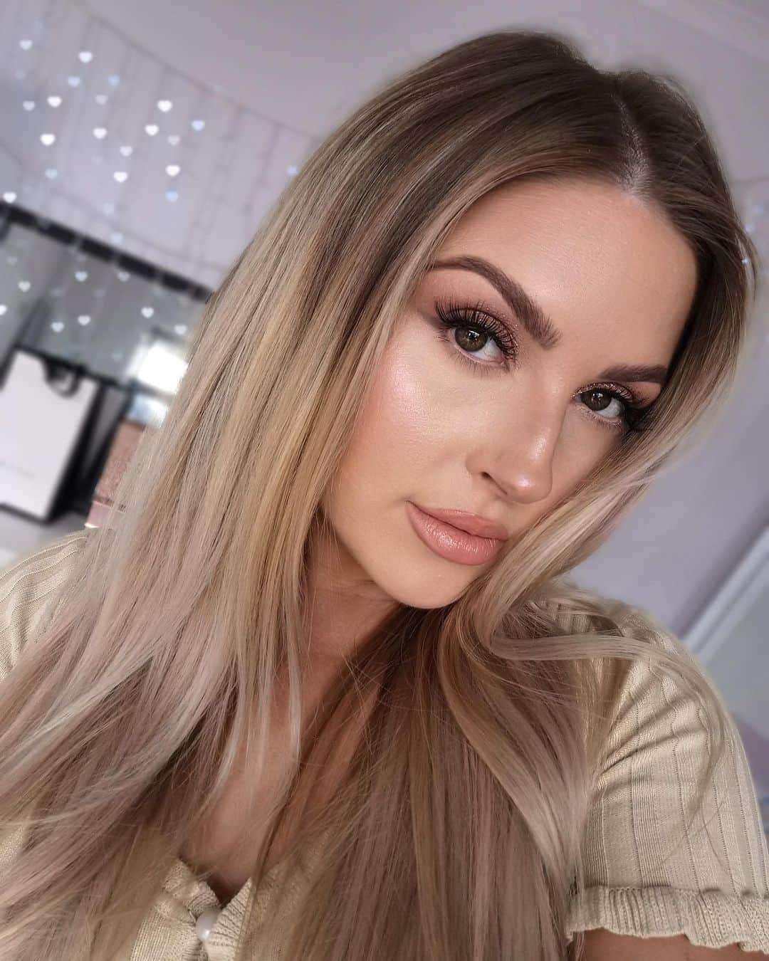 Shannonのインスタグラム：「I uploaded a haircare video and tried a new $200 hair tool as well.. who’s seen it? 💓 I have so many videos pre filmed bc I’m really bored and makeup keeps me sane 😂💜 what’s been your self isolation activity? 🥺 also I have included some accidental selfies for your viewing pleasure 🤔 [makeup tutorial of this look is still to come]」